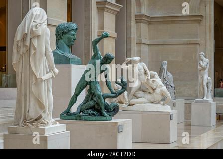 Paris, France - 06 14 2024 : Musée du Louvre. Cour Puget. Hercule combattant Achelous transformé en serpent par François-Joseph Bosio et divers s. Banque D'Images