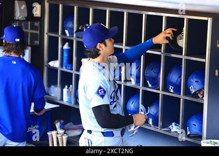 Los Angeles Dodgers Shohei Ohtani #17 est dans la dugout avant le match de baseball contre les mets de New York au Citi Field à Corona, New York, le mardi 28 mai 2024. (Photo : Gordon Donovan) Banque D'Images