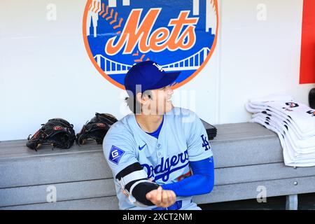 Los Angeles Dodgers Shohei Ohtani #17 est assis dans la dugout avant le match de baseball contre les mets de New York au Citi Field à Corona, New York, le mardi 28 mai 2024. (Photo : Gordon Donovan) Banque D'Images