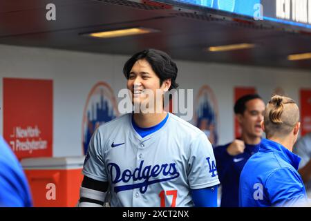 Los Angeles Dodgers Shohei Ohtani #17 est dans la dugout avant le match de baseball contre les mets de New York au Citi Field à Corona, New York, le mardi 28 mai 2024. (Photo : Gordon Donovan) Banque D'Images