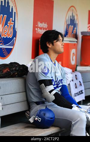 Los Angeles Dodgers Shohei Ohtani #17 est assis dans la dugout avant le match de baseball contre les mets de New York au Citi Field à Corona, New York, le mardi 28 mai 2024. (Photo : Gordon Donovan) Banque D'Images