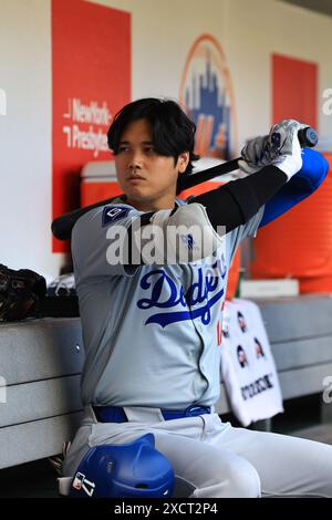 Los Angeles Dodgers Shohei Ohtani #17 est assis dans la dugout avant le match de baseball contre les mets de New York au Citi Field à Corona, New York, le mardi 28 mai 2024. (Photo : Gordon Donovan) Banque D'Images