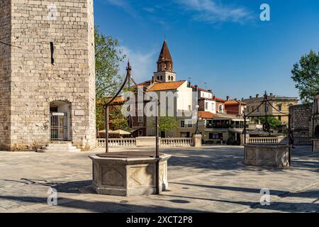 Der Platz der fünf Brunnen mit Kapitänsturm und der Kirche : Simeon, Zadar, Kroatien, Europa | Five Wells Square with Captains Tower et Simon Banque D'Images