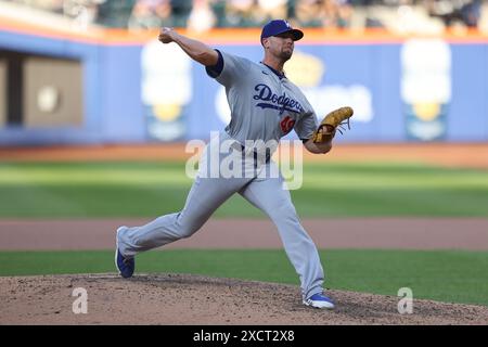 Le lanceur de secours des Los Angeles Dodgers Blake Treinen #49 lance lors de la neuvième manche d’un match de baseball contre les mets de New York au Citi Field à Corona, New York, le mardi 28 mai 2024. (Photo : Gordon Donovan) Banque D'Images