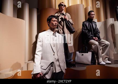 Mannequins posant à la présentation de Tod lors du Milan Menswear printemps/été 2025 le 16 juin 2024 à Milan, Italie. ©photo : Cinzia Camela. Banque D'Images