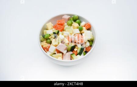 Salade de légumes avec viande et sauce dans un saladier blanc. Une petite collation. Banque D'Images