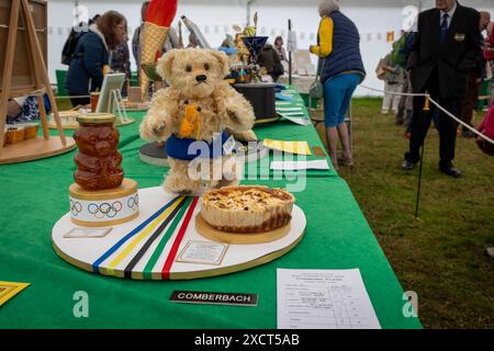 Cheshire Show, Clay House Farm, Flittogate Lane, Knutsford - 18 juin 2024 - le Royal Cheshire County Show 2024 est un magnifique hommage à la campagne idyllique du Cheshire, à l'agriculture, à la cuisine délicieuse et aux divertissements familiaux sains. Il propose des compétitions d'élevage, des événements équestres, des produits locaux, de l'artisanat et un village alimentaire avec des démonstrations de cuisine en direct par de grands chefs. Le salon a célébré son 185e anniversaire en 2023. Crédit : John Hopkins/Alamy Live News Banque D'Images