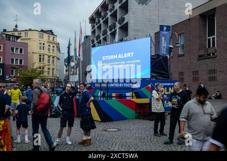 UEFA EURO 2024 à Köln, visite publique à Köln, Fan zone am Heumarkt, Altermarkt. Bildschirm mit dem Storm Alert, Altermarkt, UEFA EURO 2024 in Köln, public Viewing in Köln, Fan zone am Heumarkt, Altermarkt. Köln Innenstadt NRW Deutschland *** UEFA EURO 2024 in Cologne, public Viewing in Cologne, Fan zone at Heumarkt, Altermarkt Screen with the Storm Alert, Altermarkt, UEFA EURO 2024 in Cologne, public Viewing in Cologne, Fan zone at Heumarkt, Altermarkt Cologne City Center NRW Germany Copyright : xBEAUTIFULxSPORTS/Buriakovx Banque D'Images