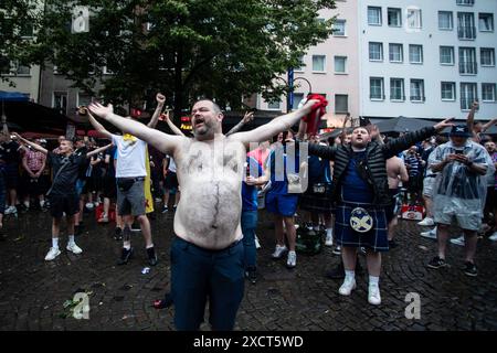 UEFA EURO 2024 à Köln, visite publique à Köln, Fan zone am Heumarkt, Altermarkt. Obwohl public Viewing abgesagt wurde, sammeln sich fans , Innenstadt. Fans von Schottland. UEFA EURO 2024 à Köln, visite publique à Köln, Fan zone am Heumarkt, Altermarkt. Köln Innenstadt NRW Deutschland *** UEFA EURO 2024 in Cologne, public Viewing in Cologne, Fan zone at Heumarkt, Altermarkt bien que public Viewing ait été annulé, fans de l'Écosse UEFA EURO 2024 in Cologne, public Viewing in Cologne, Fan zone at Heumarkt, Altermarkt Cologne Downtown NRW Germany Copyright : xBEAUTIFULxSPORTS/Buriakovx Banque D'Images