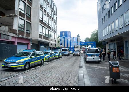 UEFA EURO 2024 à Köln, visite publique à Köln, Fan zone am Heumarkt, Altermarkt. Polizeiautos stehen vor der fanzone am Heumarkt. UEFA EURO 2024 à Köln, visite publique à Köln, Fan zone am Heumarkt, Altermarkt. Köln Innenstadt NRW Deutschland *** UEFA EURO 2024 in Cologne, public Viewing in Cologne, Fan zone at Heumarkt, Altermarkt voitures de police devant la Fanzone at Heumarkt UEFA EURO 2024 in Cologne, public Viewing in Cologne, Fan zone at Heumarkt, Altermarkt Cologne City Center NRW Germany Copyright : xBEAUTIFULxSPORTS/Buriakovx Banque D'Images