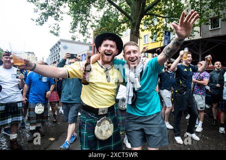 UEFA EURO 2024 à Köln, visite publique à Köln, Fan zone am Heumarkt, Altermarkt. Obwohl public Viewing abgesagt wurde, sammeln sich fans , Innenstadt. Fans von Schottland. UEFA EURO 2024 à Köln, visite publique à Köln, Fan zone am Heumarkt, Altermarkt. Köln Innenstadt NRW Deutschland *** UEFA EURO 2024 in Cologne, public Viewing in Cologne, Fan zone at Heumarkt, Altermarkt bien que public Viewing ait été annulé, fans de l'Écosse UEFA EURO 2024 in Cologne, public Viewing in Cologne, Fan zone at Heumarkt, Altermarkt Cologne Downtown NRW Germany Copyright : xBEAUTIFULxSPORTS/Buriakovx Banque D'Images