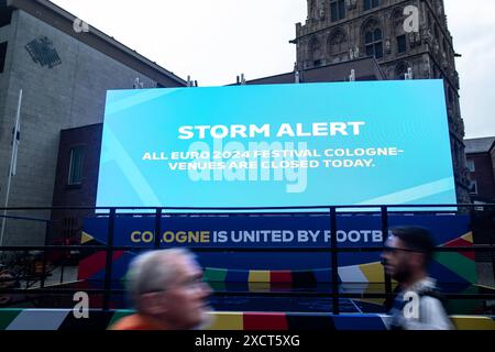 UEFA EURO 2024 à Köln, visite publique à Köln, Fan zone am Heumarkt, Altermarkt. Bildschirm mit dem Storm Alert, Altermarkt, UEFA EURO 2024 in Köln, public Viewing in Köln, Fan zone am Heumarkt, Altermarkt. Köln Innenstadt NRW Deutschland *** UEFA EURO 2024 in Cologne, public Viewing in Cologne, Fan zone at Heumarkt, Altermarkt Screen with the Storm Alert, Altermarkt, UEFA EURO 2024 in Cologne, public Viewing in Cologne, Fan zone at Heumarkt, Altermarkt Cologne City Center NRW Germany Copyright : xBEAUTIFULxSPORTS/Buriakovx Banque D'Images