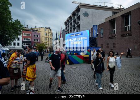 UEFA EURO 2024 à Köln, visite publique à Köln, Fan zone am Heumarkt, Altermarkt. Bildschirm mit dem Storm Alert, Altermarkt, UEFA EURO 2024 in Köln, public Viewing in Köln, Fan zone am Heumarkt, Altermarkt. Köln Innenstadt NRW Deutschland *** UEFA EURO 2024 in Cologne, public Viewing in Cologne, Fan zone at Heumarkt, Altermarkt Screen with the Storm Alert, Altermarkt, UEFA EURO 2024 in Cologne, public Viewing in Cologne, Fan zone at Heumarkt, Altermarkt Cologne City Center NRW Germany Copyright : xBEAUTIFULxSPORTS/Buriakovx Banque D'Images