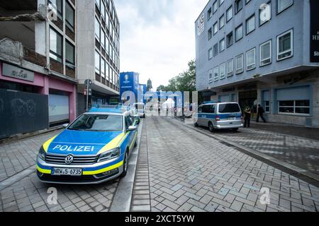 UEFA EURO 2024 à Köln, visite publique à Köln, Fan zone am Heumarkt, Altermarkt. Polizeiautos stehen vor der fanzone am Heumarkt. UEFA EURO 2024 à Köln, visite publique à Köln, Fan zone am Heumarkt, Altermarkt. Köln Innenstadt NRW Deutschland *** UEFA EURO 2024 in Cologne, public Viewing in Cologne, Fan zone at Heumarkt, Altermarkt voitures de police devant la Fanzone at Heumarkt UEFA EURO 2024 in Cologne, public Viewing in Cologne, Fan zone at Heumarkt, Altermarkt Cologne City Center NRW Germany Copyright : xBEAUTIFULxSPORTS/Buriakovx Banque D'Images