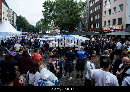 UEFA EURO 2024 à Köln, visite publique à Köln, Fan zone am Heumarkt, Altermarkt. Obwohl public Viewing abgesagt wurde, sammeln sich fans , Innenstadt. Fans von Schottland. UEFA EURO 2024 à Köln, visite publique à Köln, Fan zone am Heumarkt, Altermarkt. Köln Innenstadt NRW Deutschland *** UEFA EURO 2024 in Cologne, public Viewing in Cologne, Fan zone at Heumarkt, Altermarkt bien que public Viewing ait été annulé, fans de l'Écosse UEFA EURO 2024 in Cologne, public Viewing in Cologne, Fan zone at Heumarkt, Altermarkt Cologne Downtown NRW Germany Copyright : xBEAUTIFULxSPORTS/Buriakovx Banque D'Images