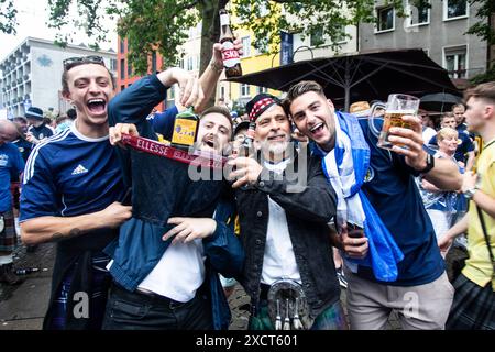 UEFA EURO 2024 à Köln, visite publique à Köln, Fan zone am Heumarkt, Altermarkt. Obwohl public Viewing abgesagt wurde, sammeln sich fans , Innenstadt. Fans von Schottland. UEFA EURO 2024 à Köln, visite publique à Köln, Fan zone am Heumarkt, Altermarkt. Köln Innenstadt NRW Deutschland *** UEFA EURO 2024 in Cologne, public Viewing in Cologne, Fan zone at Heumarkt, Altermarkt bien que public Viewing ait été annulé, fans de l'Écosse UEFA EURO 2024 in Cologne, public Viewing in Cologne, Fan zone at Heumarkt, Altermarkt Cologne Downtown NRW Germany Copyright : xBEAUTIFULxSPORTS/Buriakovx Banque D'Images