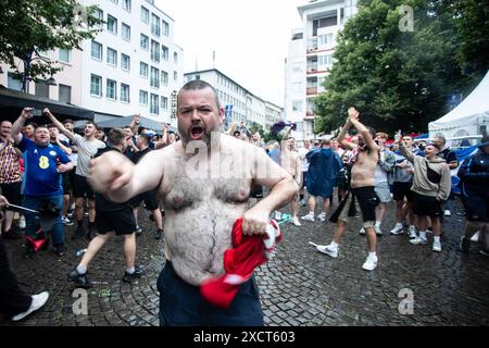 UEFA EURO 2024 à Köln, visite publique à Köln, Fan zone am Heumarkt, Altermarkt. Obwohl public Viewing abgesagt wurde, sammeln sich fans , Innenstadt. Fans von Schottland. UEFA EURO 2024 à Köln, visite publique à Köln, Fan zone am Heumarkt, Altermarkt. Köln Innenstadt NRW Deutschland *** UEFA EURO 2024 in Cologne, public Viewing in Cologne, Fan zone at Heumarkt, Altermarkt bien que public Viewing ait été annulé, fans de l'Écosse UEFA EURO 2024 in Cologne, public Viewing in Cologne, Fan zone at Heumarkt, Altermarkt Cologne Downtown NRW Germany Copyright : xBEAUTIFULxSPORTS/Buriakovx Banque D'Images