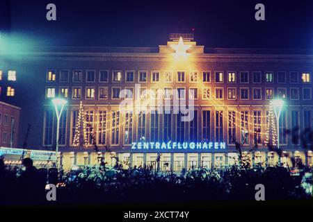 Flughafen Tempelhof GER, 20240101,Berlin, Aufnahme, CA.1968, Flughafen Tempelhof, Zentralflughafen, mit Weihnachtsstern *** Tempelhof Airport GER, 20240101,Berlin, photo, CA. 1968, Tempelhof Airport, aéroport central, avec poinsettia Banque D'Images