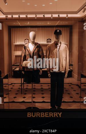 Vitrine avec mannequins dans une célèbre boutique Burberry de luxe. Burberry est une marque britannique de vêtements de luxe. Photo de mode Banque D'Images