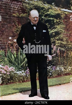 Photographie de Winston Churchill dans le jardin du 10 Downing Street, Londres, vers 1943. En tant que premier ministre pendant une phase critique de la seconde Guerre mondiale, le leadership de Churchill a été essentiel, faisant de lui l'une des figures les plus respectées de l'histoire britannique. Banque D'Images