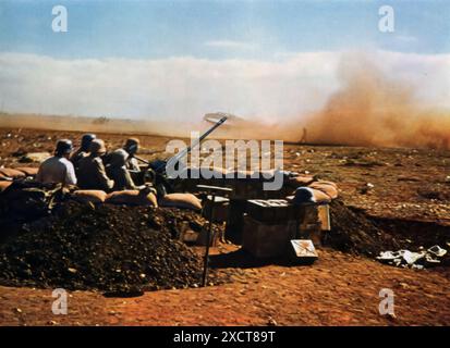 Une photographie montre un canon antiaérien léger (Flak) protégeant un aérodrome en Afrique pendant la seconde Guerre mondiale. Ces canons étaient essentiels pour se défendre contre les avions ennemis volant à basse altitude, assurant la sécurité de l'aérodrome et de ses opérations. Positionnées stratégiquement, les unités Flak légères ont joué un rôle essentiel dans le maintien de la défense aérienne et le soutien de l'efficacité globale de la Luftwaffe dans la campagne nord-africaine. Banque D'Images