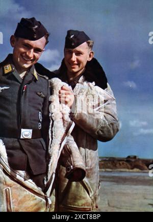 Une photographie montre le personnel de la Luftwaffe distribuant des vestes doublées de fourrure et d'autres vêtements d'hiver pour se préparer aux conditions difficiles de la campagne hivernale pendant la seconde Guerre mondiale. Des vêtements d'hiver appropriés étaient essentiels pour maintenir la santé et l'efficacité opérationnelle des troupes par temps froid. Banque D'Images