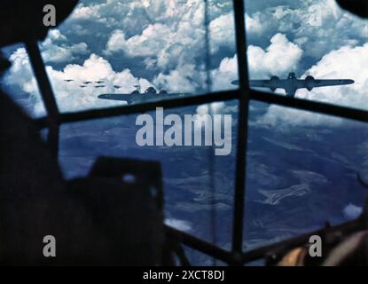 Une photographie capture une flotte d'avions de l'armée de l'air allemande (Luftwaffe) en cours de déploiement, vu du point de vue de l'un des avions arrière de la formation. Prise pendant la seconde Guerre mondiale, cette image met en évidence l’ampleur et la coordination des opérations de la Luftwaffe en préparation d’une mission. Banque D'Images