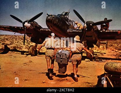 Une photographie montre un équipage de la Luftwaffe déployant une caméra de reconnaissance aérienne pendant la seconde Guerre mondiale. Ces caméras à haute altitude étaient essentielles pour recueillir des renseignements sur les positions, les mouvements et les fortifications ennemis. Les images détaillées capturées par ces dispositifs ont joué un rôle crucial dans la planification des opérations militaires et l'efficacité des raids de bombardement et des assauts au sol. Banque D'Images