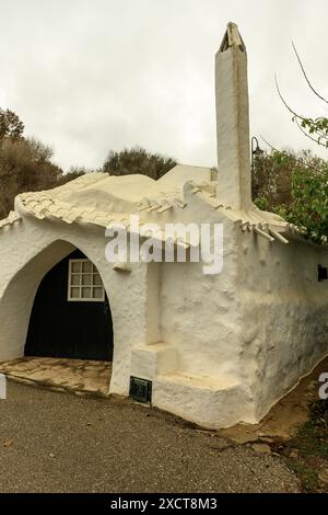 Vue pittoresque sur les maisons traditionnelles blanchies à la chaux et les rues étroites et sinueuses de Binibeca Vell, Minorque. Banque D'Images