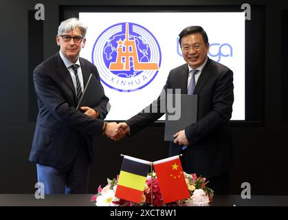 Bruxelles, Belgique. 18 juin 2024. Fu Hua, Président de l'agence de presse Xinhua, et Patrick Lacroix, PDG de l'agence de presse belge Belga, signent un protocole d'accord (mou) dans le but d'approfondir la coopération entre les deux agences lors d'une réunion à Bruxelles, Belgique, le 18 juin 2024. Crédit : Zhao Dingzhe/Xinhua/Alamy Live News Banque D'Images