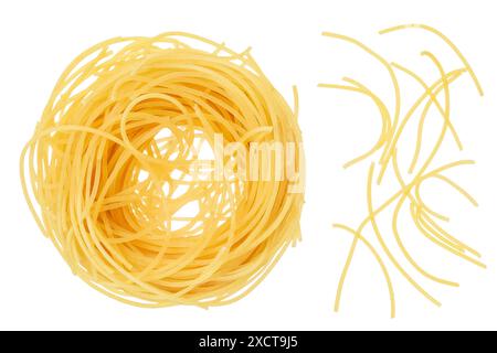 Tagliatelles italiennes de pâtes nid isolé sur fond blanc avec pleine profondeur de champ. Vue de dessus. Pose à plat Banque D'Images