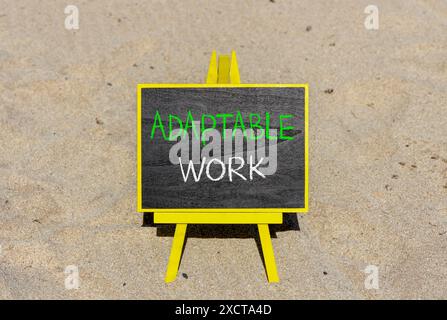 Symbole de travail adaptable. Mots-concepts adaptables sur un beau tableau noir jaune. Beau fond de plage de sable. Concept de travail adaptable aux entreprises. Banque D'Images