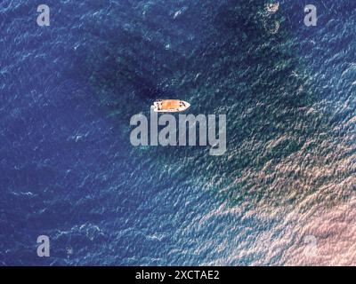 Une vue aérienne d'un bateau au-dessus d'une grande école de raies du diable de Munk alias Mobula Rays (Mobula munkiana) en basse Californie du Sud, au Mexique Banque D'Images