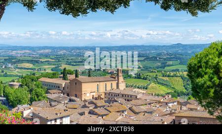 San Gimignano, Italie ; 18 juin 2024 - vue de l'église Sant'Agostino à San Gimignano, Italie. C'est la deuxième plus grande église de la ville. Banque D'Images