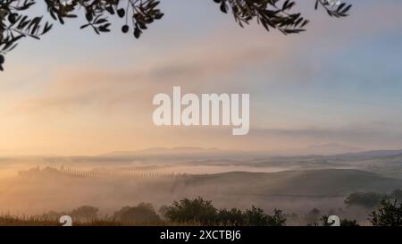 Toscane, Italie ; 18 juin 2024 - Une vue de la ferme Agriturismo Poggio Covili en Toscane, Italie pendant le lever du soleil Banque D'Images