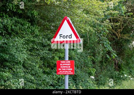 Panneau d'avertissement routier pour une rivière Ford et panneau de surface glissante à Hinxton Cambridgeshire Banque D'Images