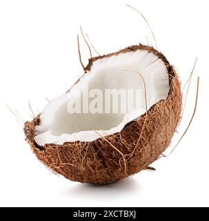 la moitié d'une noix de coco isolée sur le fond blanc. Masque. Banque D'Images