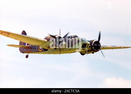 Bristol Blenheim IV R3821, G-BPIV, dans le schéma de couleurs de la Royal Air Force comme UX-N. Il vole pour la première fois après la restauration à Duxford le 28 mai 1993 et est exposé à des spectacles aériens jusqu'à être gravement endommagé lors d'un atterrissage lourd à Duxford en août 2003. La cellule a été reconstruite au fil du temps avec un nez MkI court et a volé à nouveau en 2014 sous le nom de L6739. Ici volant au spectacle aérien de Duxford juillet 2002 Banque D'Images