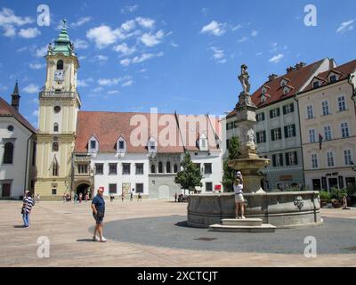 Vue de la fontaine de Maximilien à Bratislava, Slovaquie, le 8 juin 2024. Banque D'Images