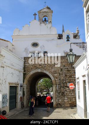 Une vue de Arco da Vila à Faro, Portugal le 5 juin 2024. Banque D'Images