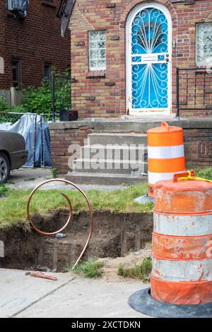 Detroit, États-Unis. 18 juin 2024. Detroit, Michigan - les travailleurs remplacent les anciennes conduites d'eau au plomb par des tuyaux en cuivre. Le plomb est nocif pour la santé, en particulier chez les enfants. La ville de Détroit estime qu'il y a 80 000 maisons dans la ville avec des lignes de service en plomb et a lancé un programme pour les remplacer toutes. Crédit : Jim West/Alamy Live News Banque D'Images