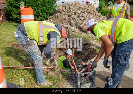 Detroit, États-Unis. 18 juin 2024. Detroit, Michigan - les travailleurs remplacent les anciennes conduites d'eau au plomb par des tuyaux en cuivre. Le plomb est nocif pour la santé, en particulier chez les enfants. La ville de Détroit estime qu'il y a 80 000 maisons dans la ville avec des lignes de service en plomb et a lancé un programme pour les remplacer toutes. Crédit : Jim West/Alamy Live News Banque D'Images