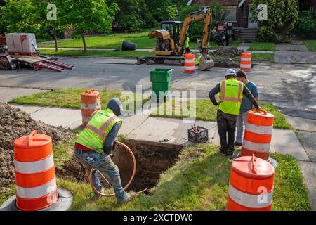 Detroit, États-Unis. 18 juin 2024. Detroit, Michigan - les travailleurs remplacent les anciennes conduites d'eau au plomb par des tuyaux en cuivre. Le plomb est nocif pour la santé, en particulier chez les enfants. La ville de Détroit estime qu'il y a 80 000 maisons dans la ville avec des lignes de service en plomb et a lancé un programme pour les remplacer toutes. Crédit : Jim West/Alamy Live News Banque D'Images