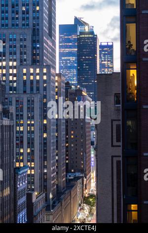 Coucher de soleil Manhattanhenge sur la 34e rue à New York, États-Unis 2024 Banque D'Images
