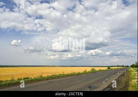 RÉGION DE DONETSK, UKRAINE - 13 JUIN 2024 - Une autoroute dans la région de Donetsk, dans l'est de l'Ukraine Banque D'Images