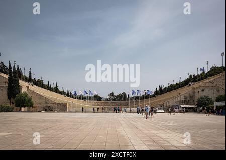 20.05.2024, xovx, Reise, Architektur, Athen - Griechenland Das Panathinaiko-Stadion in Athen ist das Olympiastadion der ersten Olympischen Spiele der Neuzeit im Jahre 1896. Es wurde als Rekonstruktion auf den Fundamenten des antiken Stadions gebaut und befindet sich am rande des Athener Stadtzentrums. Athen Panathinaiko-Stadion Athen Griechenland *** 20 05 2024, xovx, voyage, architecture, Athènes Grèce le stade Panathinaiko à Athènes est le stade olympique des premiers Jeux Olympiques de l'ère moderne en 1896 il a été construit comme une reconstruction sur les fondations de l'ancien stade et est Banque D'Images