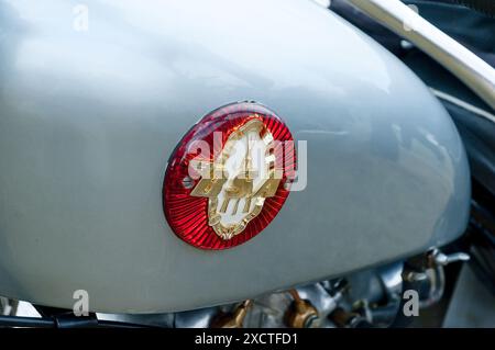 Un logo BSA sur le réservoir de carburant d'une moto BSA Banque D'Images