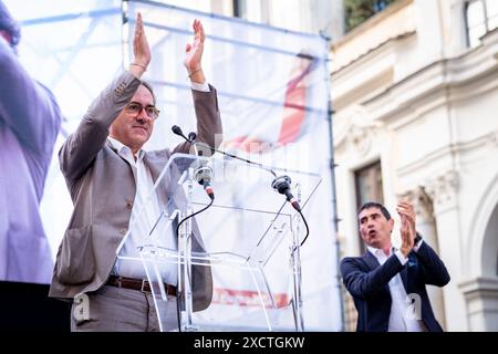 Rome, RM, Italie. 18 juin 2024. Les principaux partis d'opposition se réunissent pour manifester contre les réformes controversées du gouvernement de Meloni : projet de loi sur l'autonomie régionale et réforme constitutionnelle pour les premiers ministres élus au suffrage direct. NICOLA FRATOIANNI (à droite, chef du parti italien de gauche) et ANGELO BONELLI (à gauche, porte-parole de l'Europe verte) applaudissent après le discours. (Crédit image : © Marco Di Gianvito/ZUMA Press Wire) USAGE ÉDITORIAL SEULEMENT! Non destiné à UN USAGE commercial ! Banque D'Images