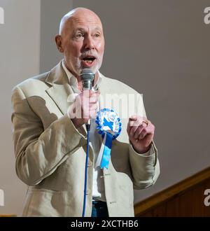 North Berwick, East Lothian, Écosse, Royaume-Uni, 18 juin 2024. Élections générales : les 7 candidats pour la circonscription nouvellement réorganisée (Musselburgh n'est plus incluse) et nommée de Lothian East vont tête à tête dans une circonscription locale à St Andrew Blackadder Church. Sur la photo : George Kerevan (Alba), ancien député d'East Lothian. Crédit : Sally Anderson/Alamy Live News Banque D'Images