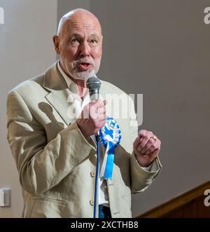 North Berwick, East Lothian, Écosse, Royaume-Uni, 18 juin 2024. Élections générales : les 7 candidats pour la circonscription nouvellement réorganisée (Musselburgh n'est plus incluse) et nommée de Lothian East vont tête à tête dans une circonscription locale à St Andrew Blackadder Church. Sur la photo : George Kerevan (Alba), ancien député d'East Lothian. Crédit : Sally Anderson/Alamy Live News Banque D'Images